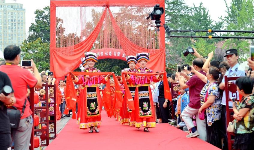 情定"七夕"陕西宁强举办首届羌族集体婚礼暨金婚纪念庆典